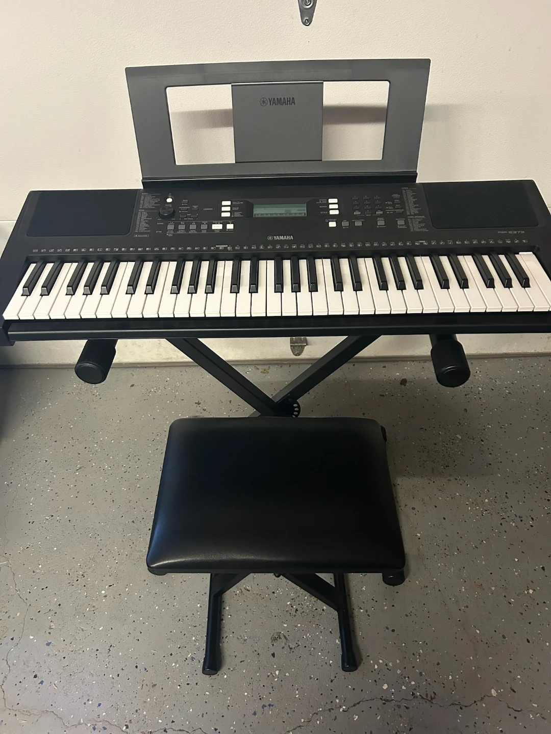 Yamaha PSR-E373 piano with  seat.