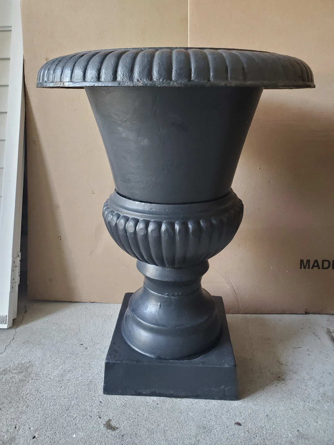 Elegant Pair of Classic Cast Iron Garden Urns - photo 4