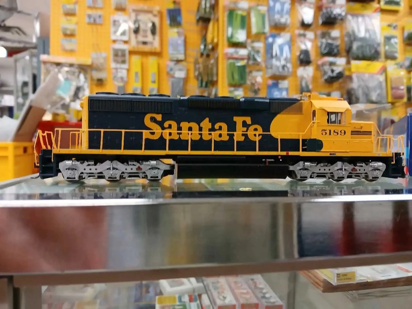 Athearn Santa Fe SD40-2 5189 Model Train Engine - photo 2