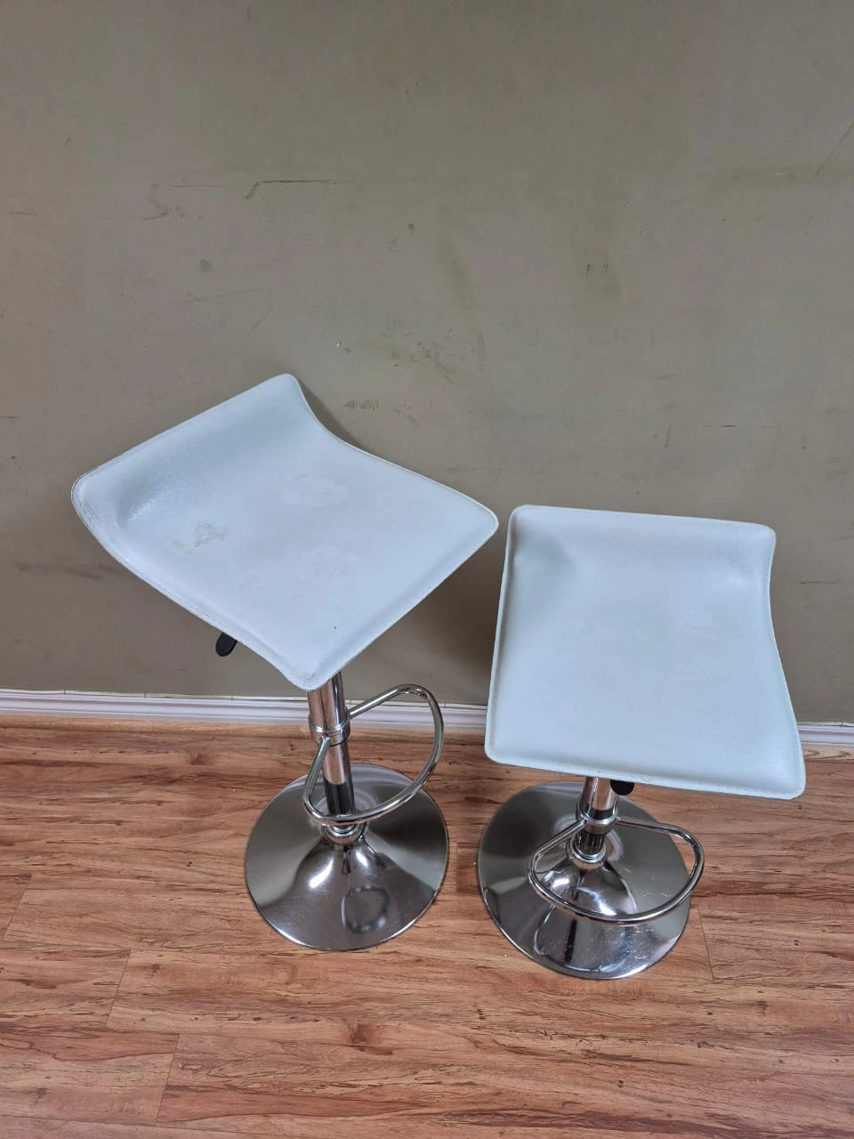 Set of 2 White Adjustable Bar Stools - photo 2