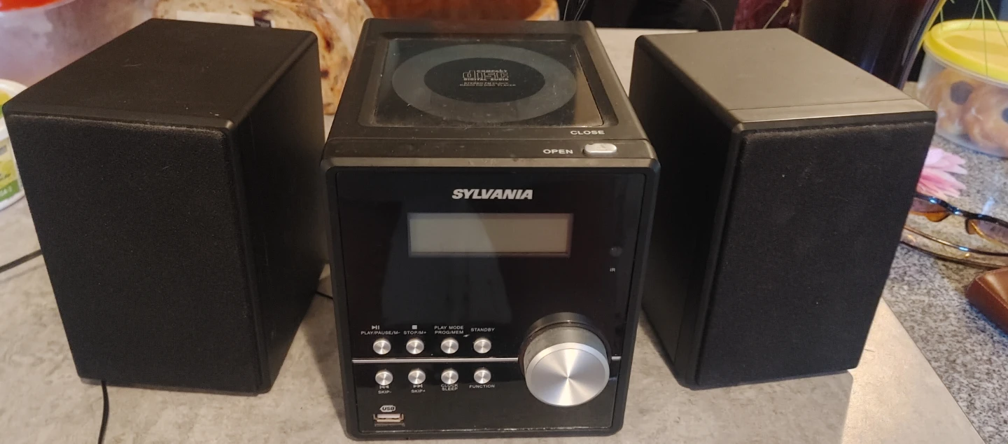 Sylvania CD Stereo System with Speakers
