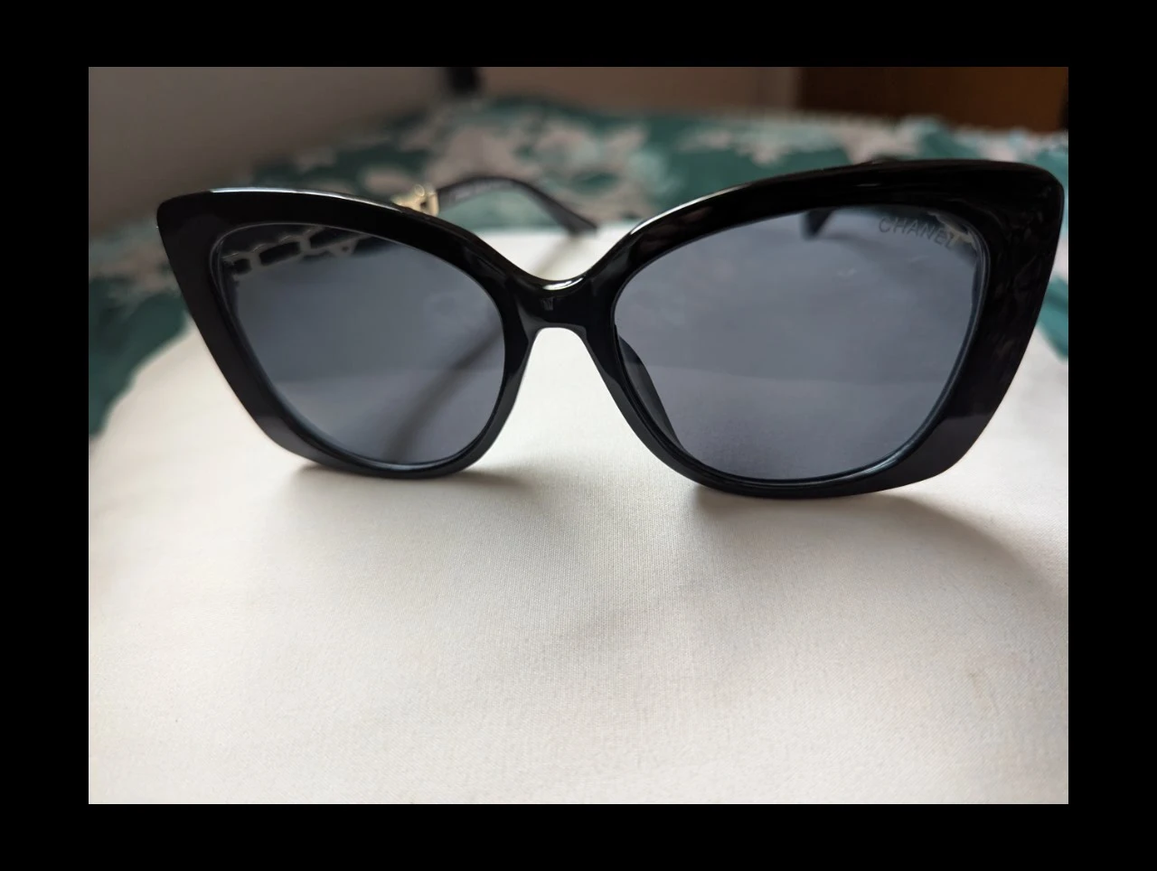 CHANEL Black Cat-Eye Sunglasses with Gold Chain Detail - photo 2