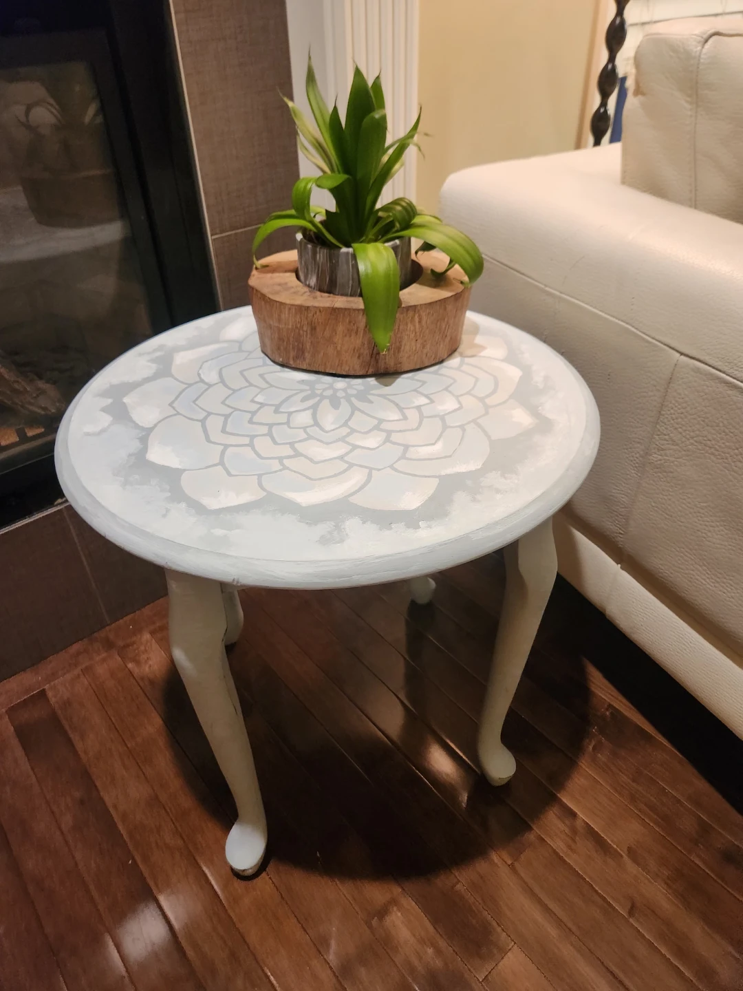 Hand painted Round Accent Table with lotus flower design - photo 4