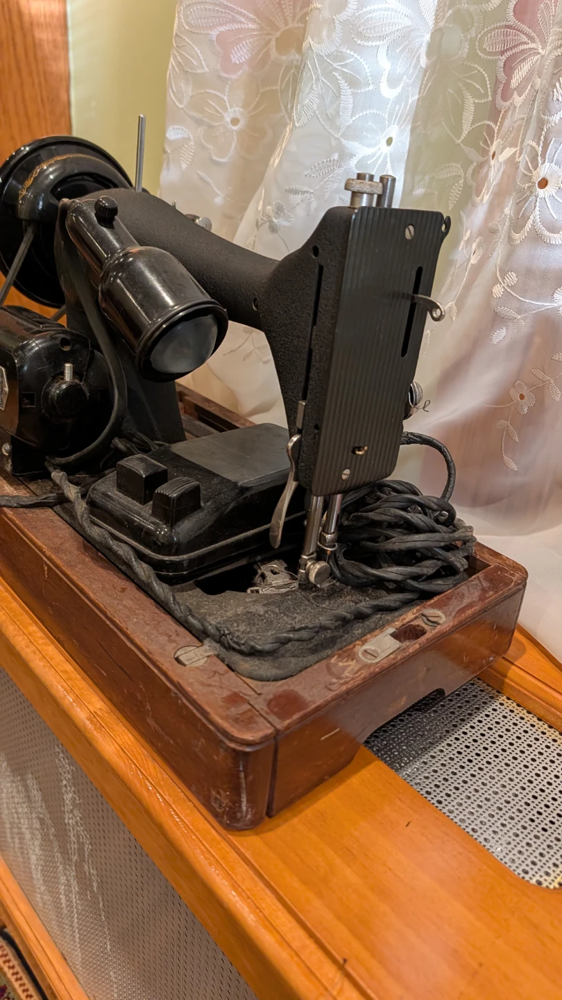 Vintage Singer sewing machine - photo 4
