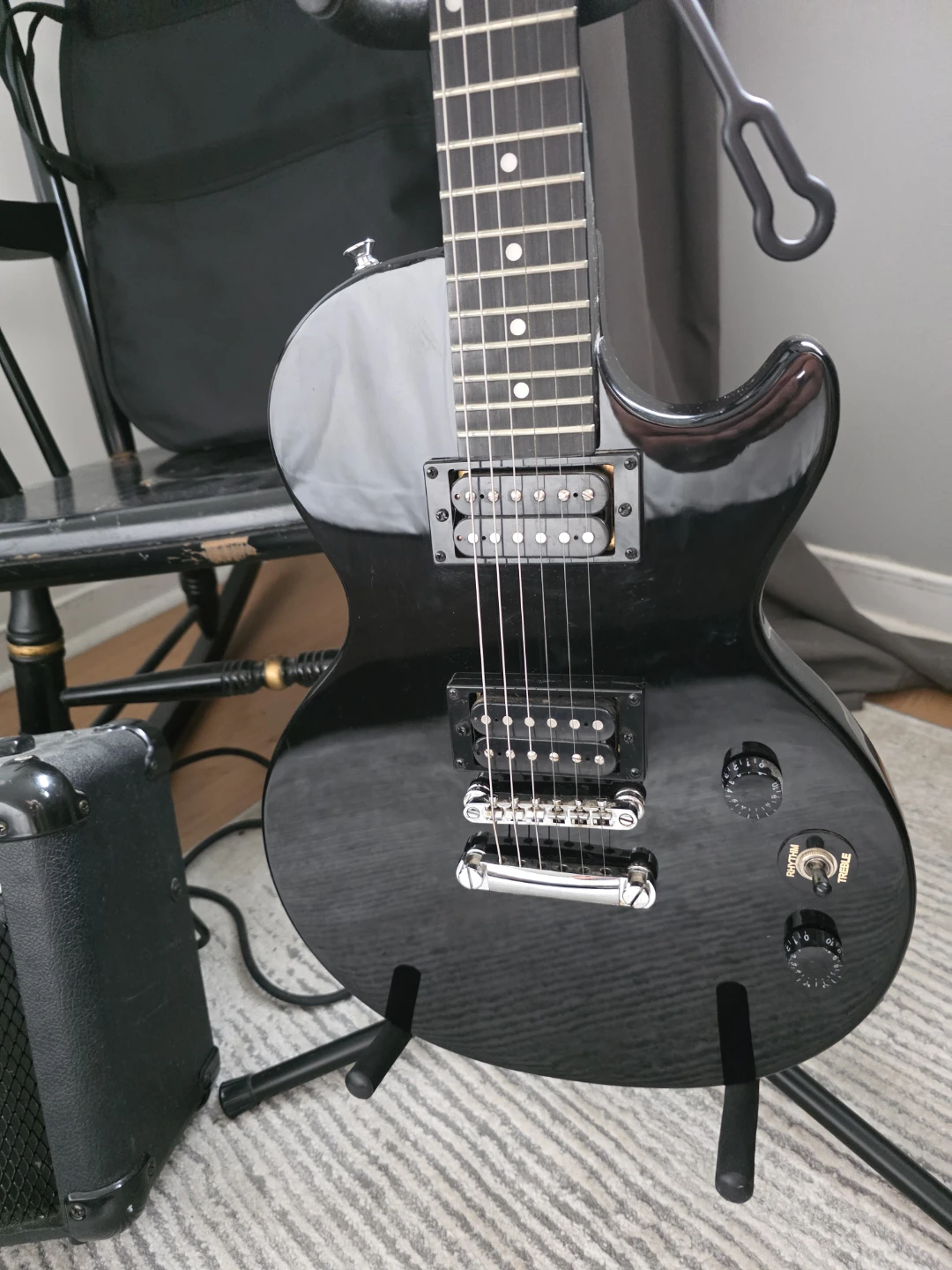 Epihpone electric guitar and amp - photo 3