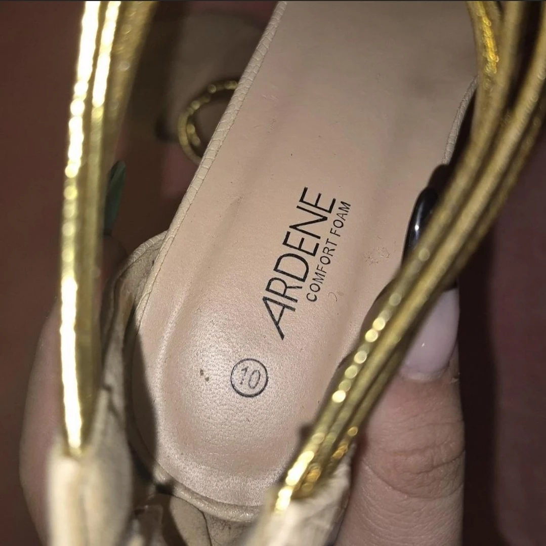 Woman's high heels - photo 3