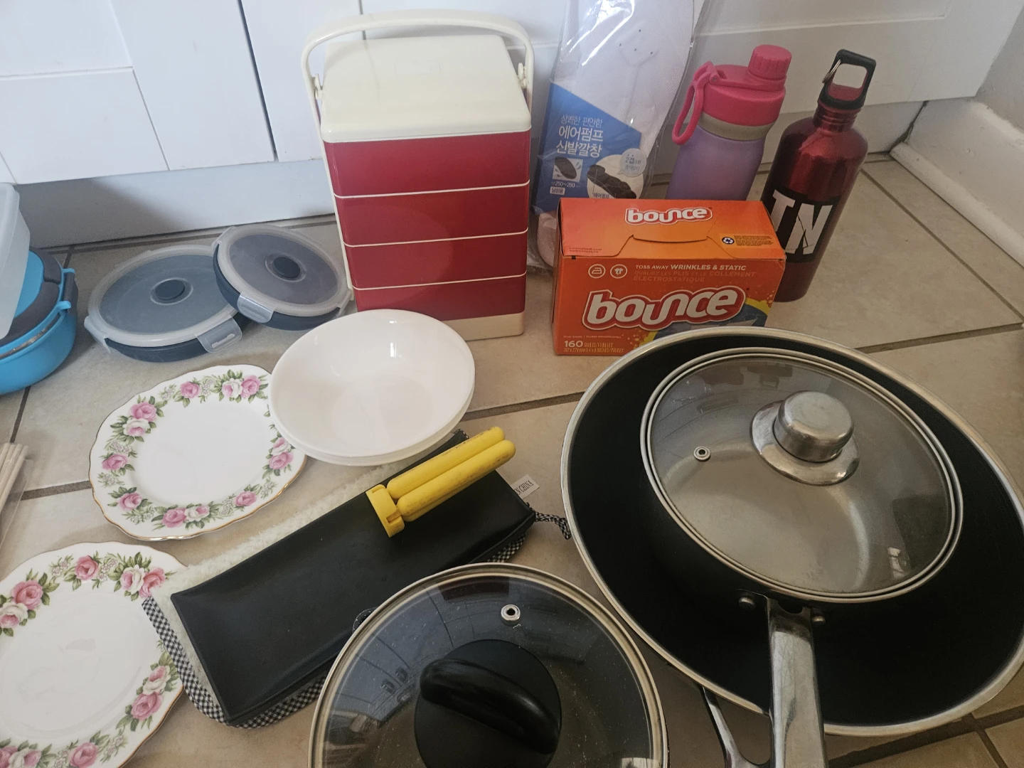 Pots, Bento lunch box, cutting board, kitchen stuff & others - photo 3