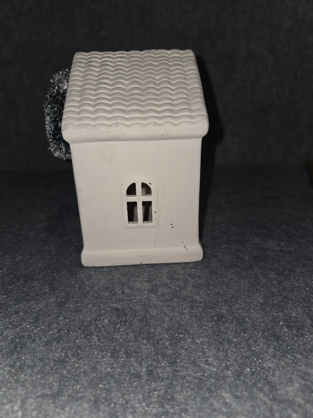 White Ceramic House Figurine with Wreath - photo 5