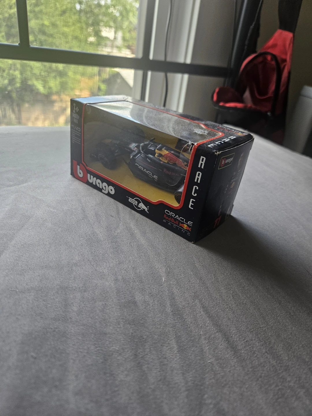 Burago 1/43 Oracle Red Bull Racing F1 Die-Cast Model - photo 2