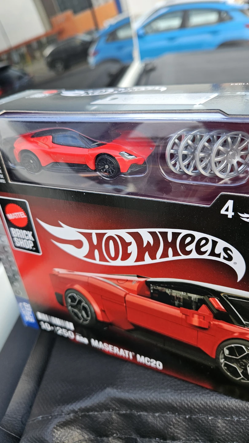 Hot Wheels Brick Shop Maserati MC20 Building Set - photo 2