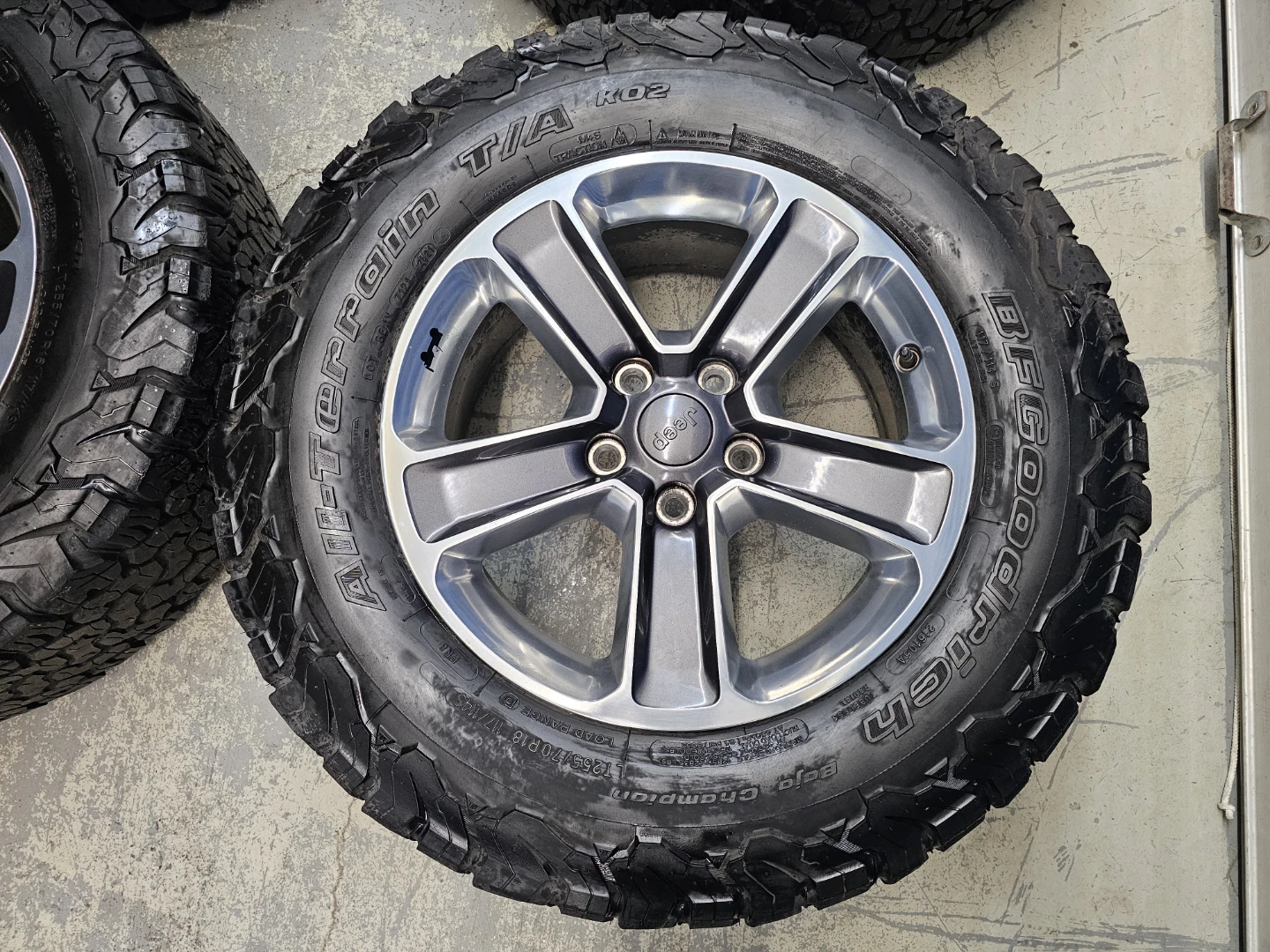 JEEP WRANGLER O.E.M RIMS AND ALL TERRAIN TIRES 255/70 R18