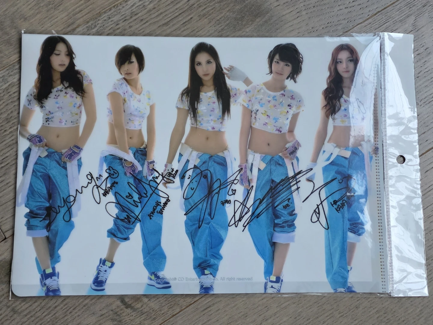K PoP = KARA Autographed Photo Print