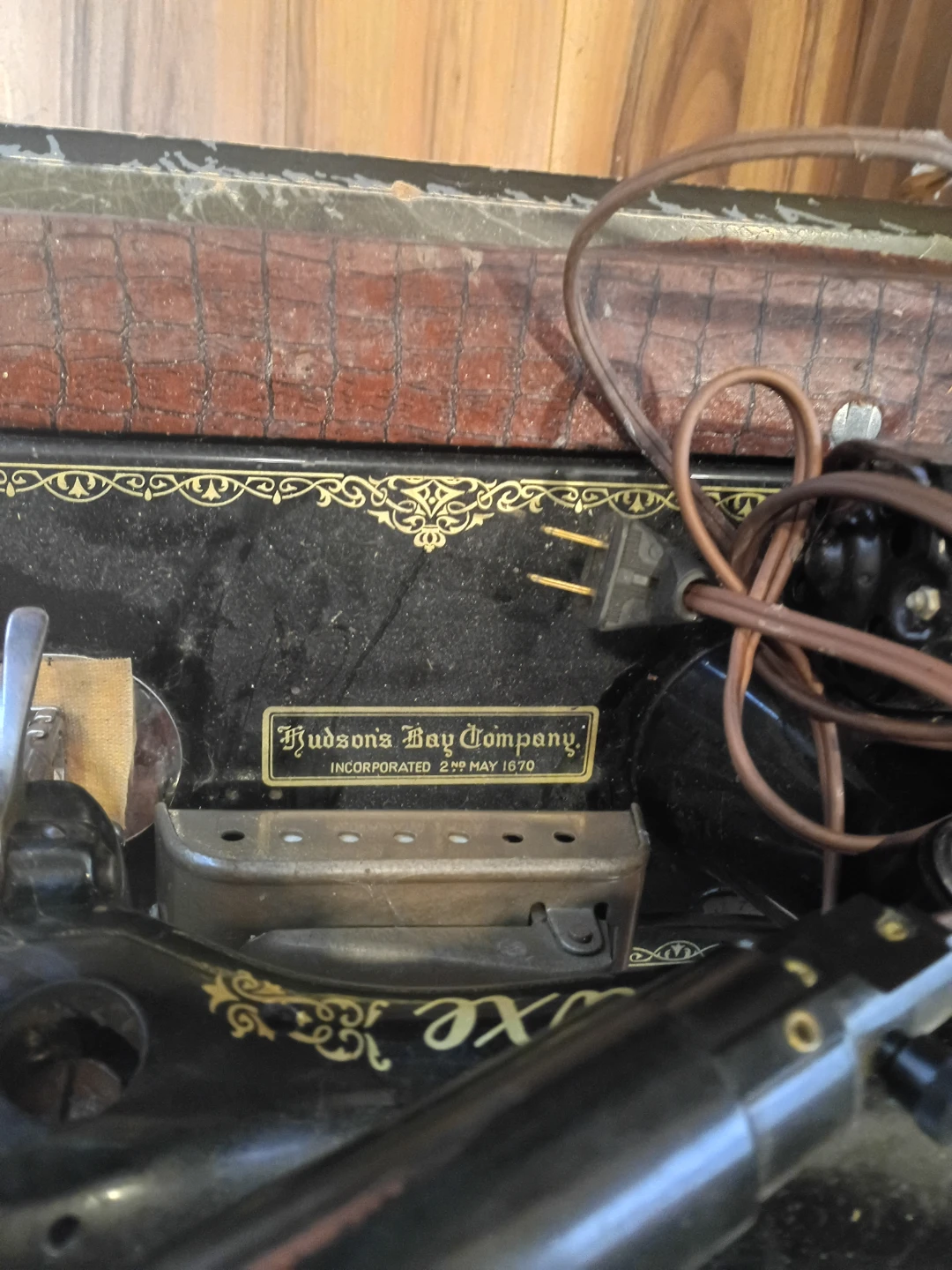 Vintage Deluxe Sewing Machine - photo 2