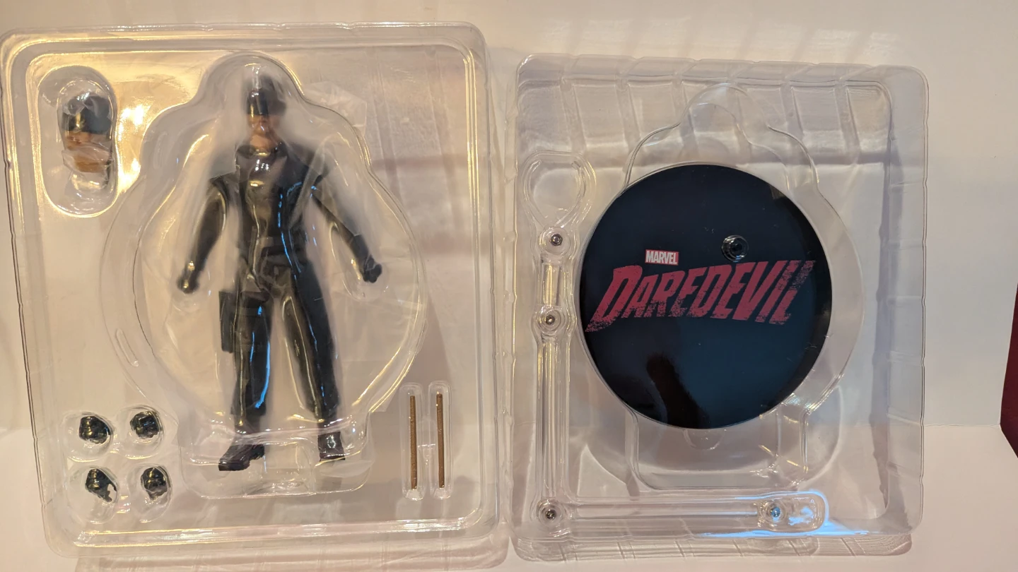 Mezco One:12 Netflix Trio – Daredevil (Black & Red) + Punisher - photo 2