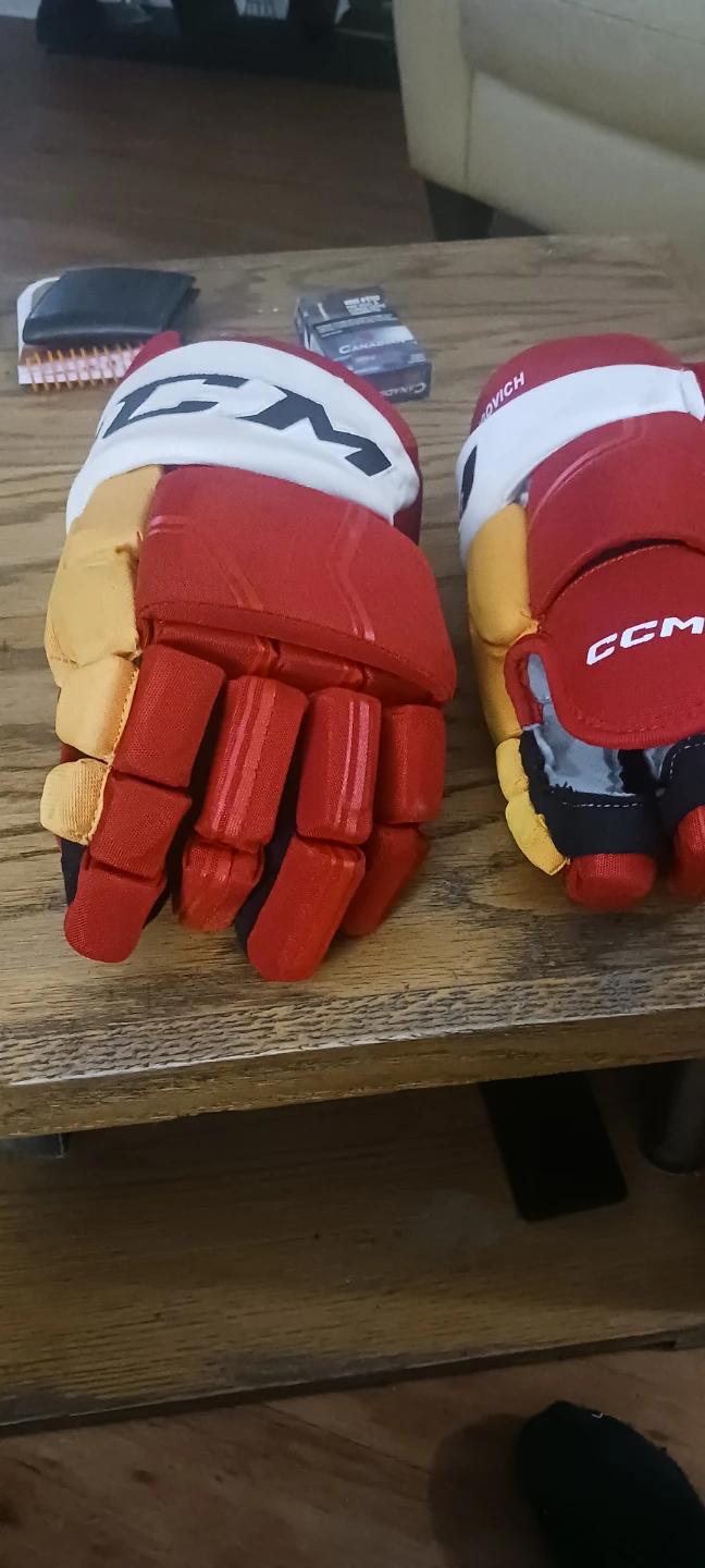 Sports hockey gloves