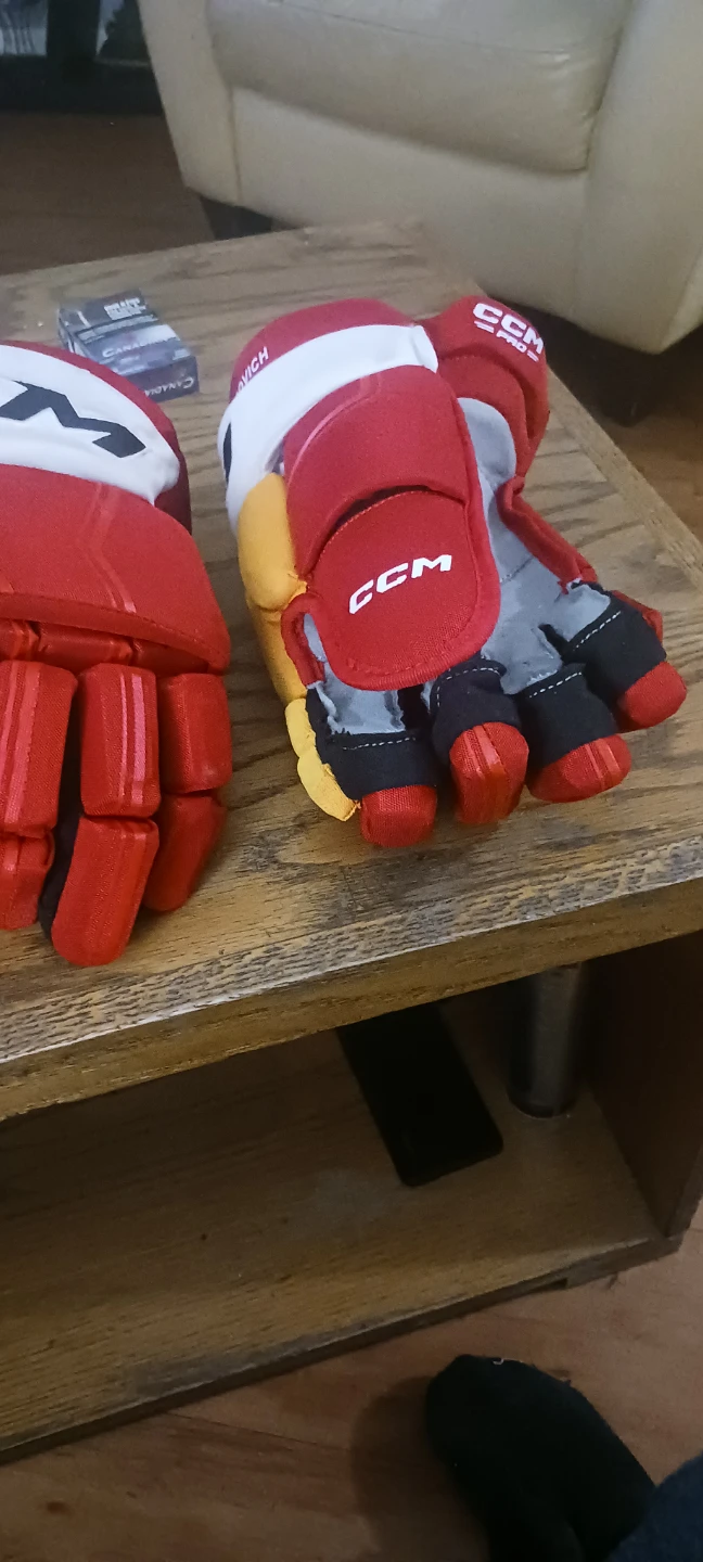 Sports hockey gloves - photo 3