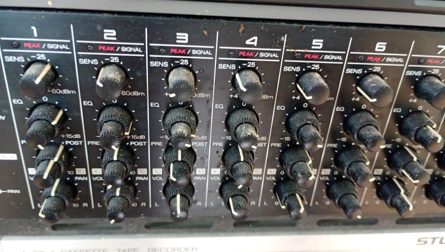 Roland M-12E 12-Channel Mixer - photo 2