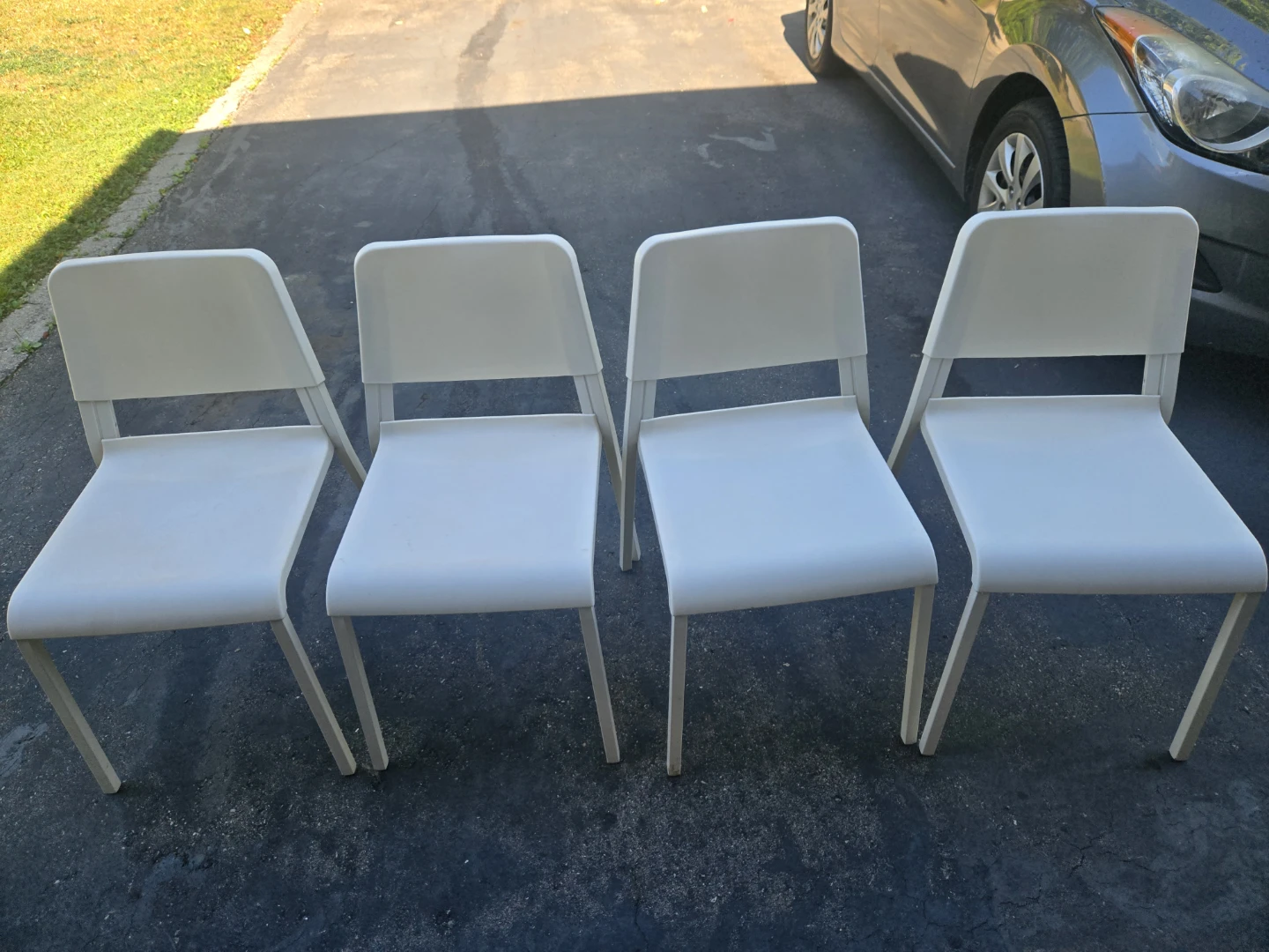 Set of 4 white chairs and white table