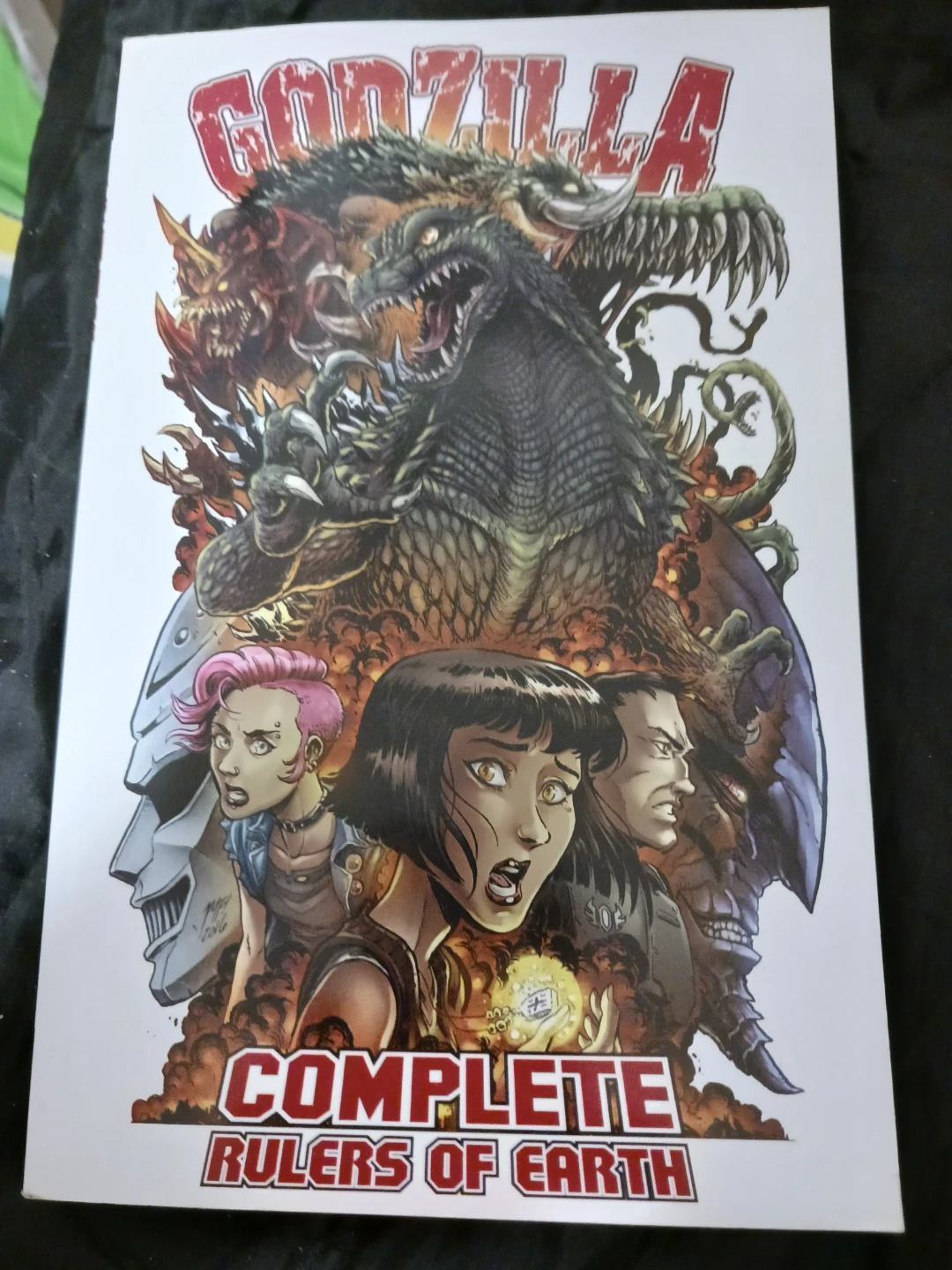 Godzilla Complete Rulers of Earth Graphic Novel