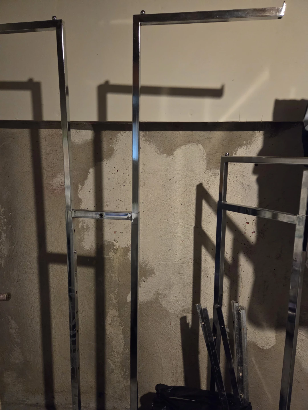 Free Clothing rack - photo 2