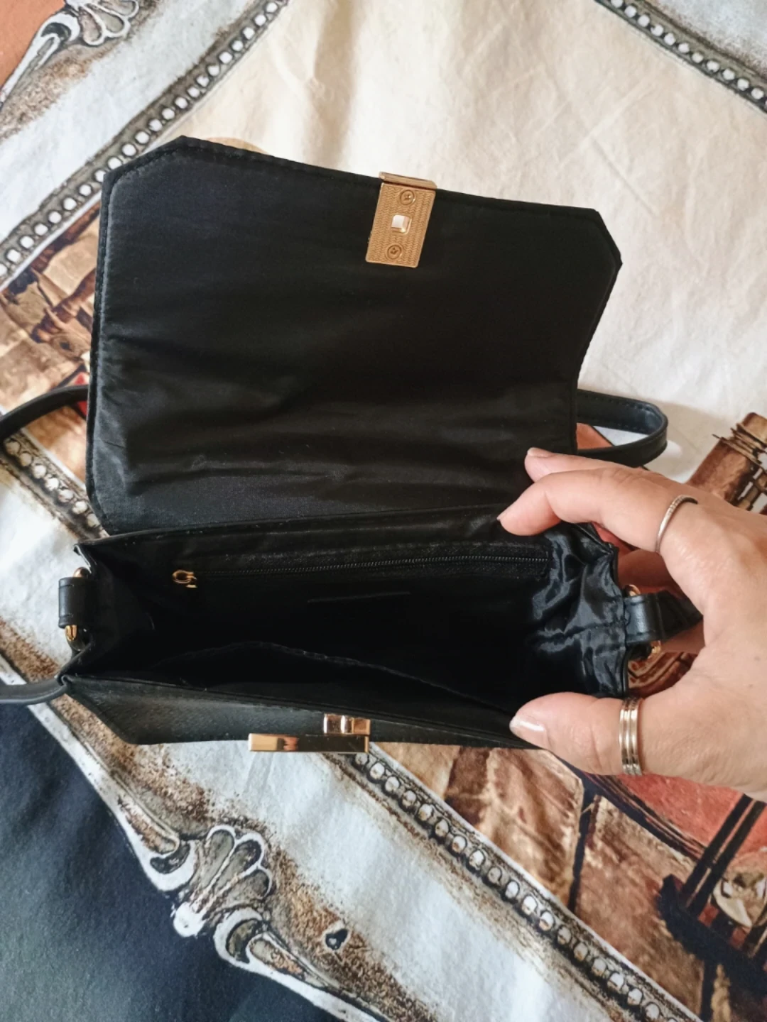 Black shoulder bag with gold clasp - photo 2