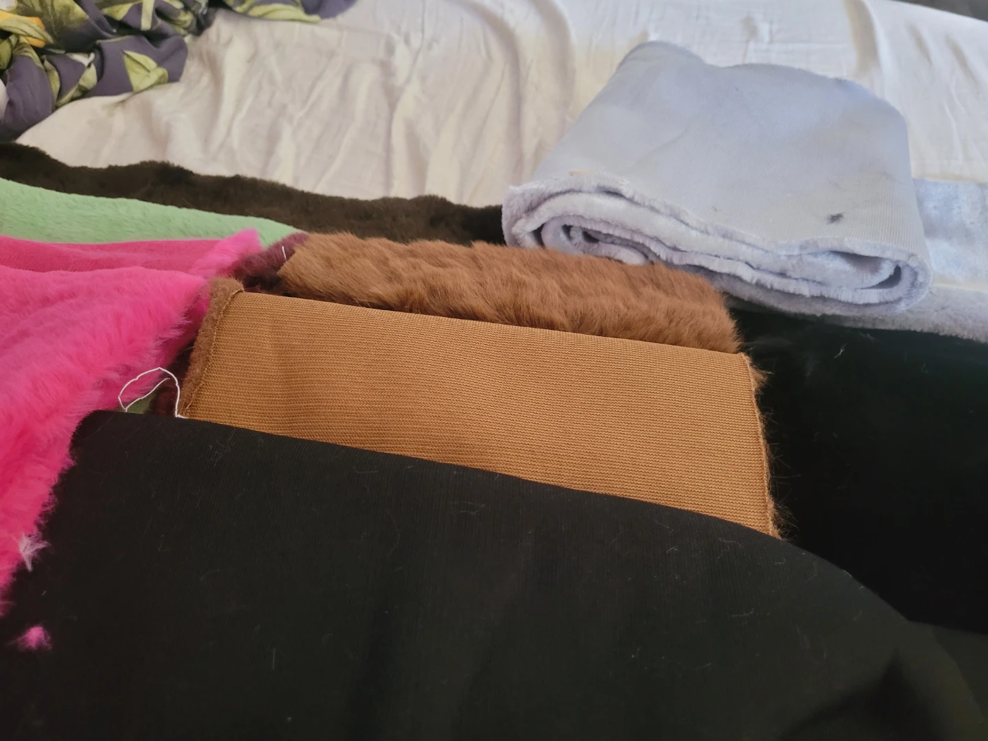 Mixed faux fur lot - photo 3