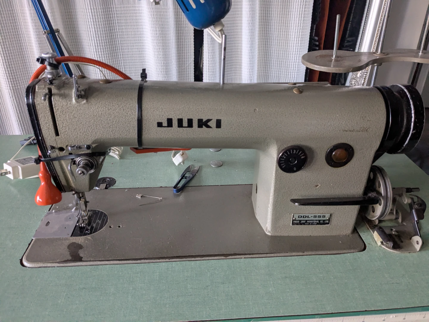 Juki industrial sewing machine (DDL-555) - photo 2