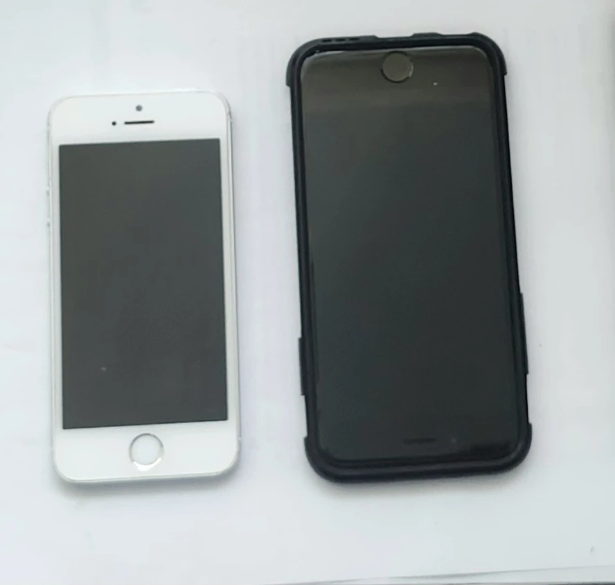 2 iPhones unlocked - photo 2