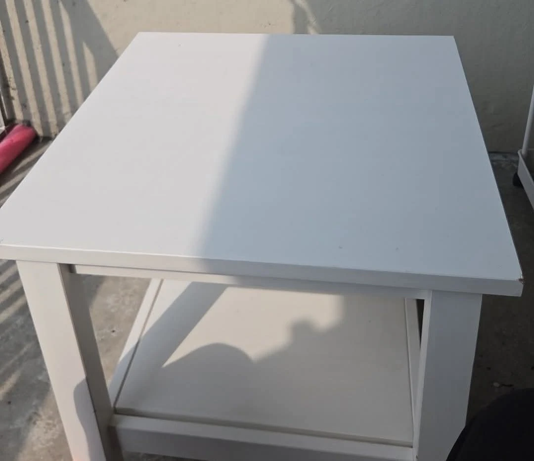 Like new White End Table with removable Shelf - photo 2