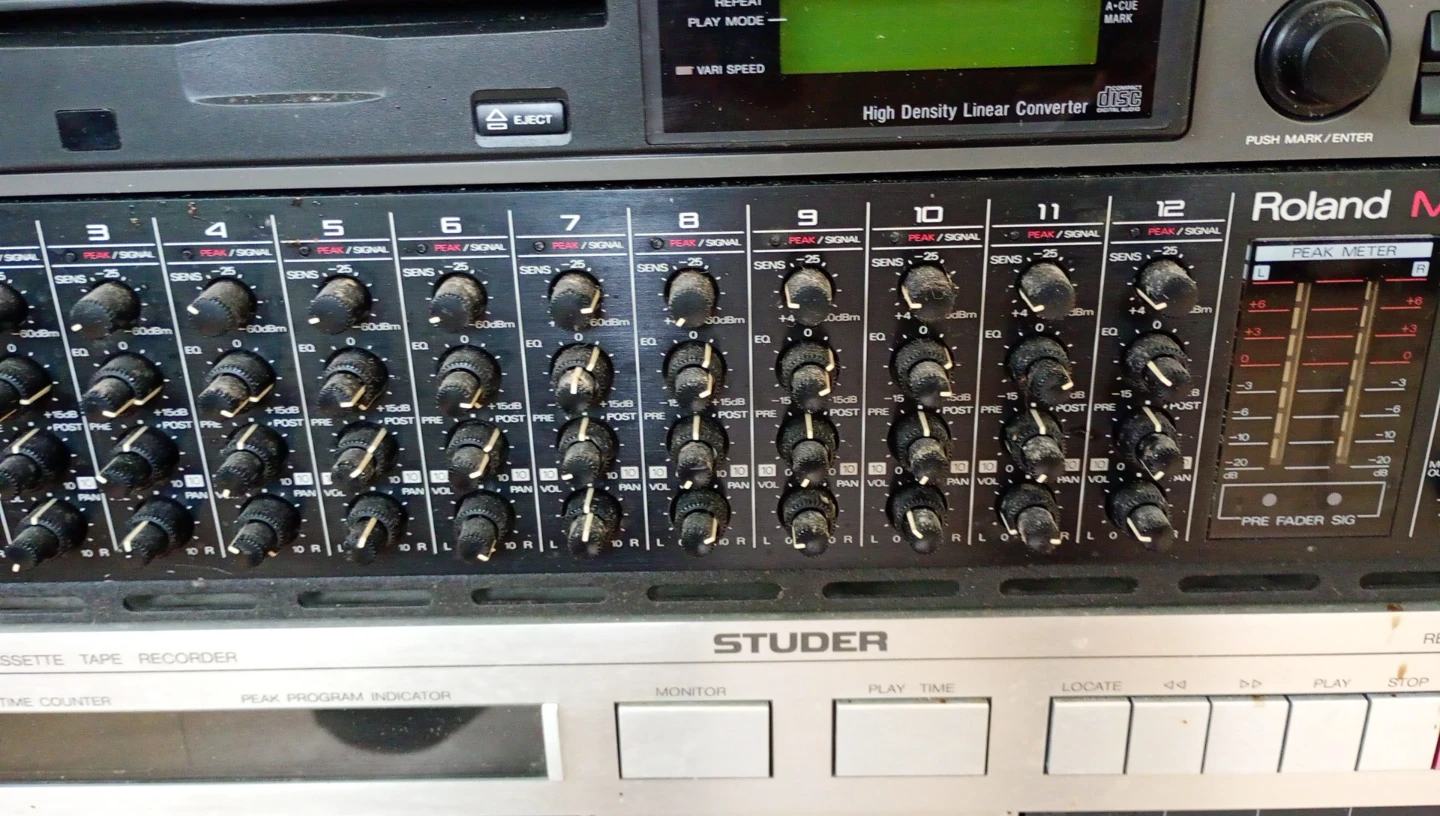 Roland M-12E 12-Channel Mixer - photo 3