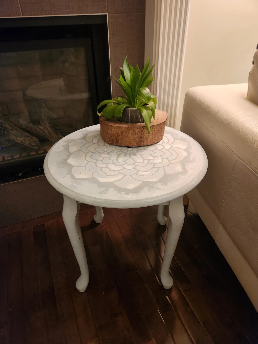 Hand painted Round Accent Table with lotus flower design - photo 2