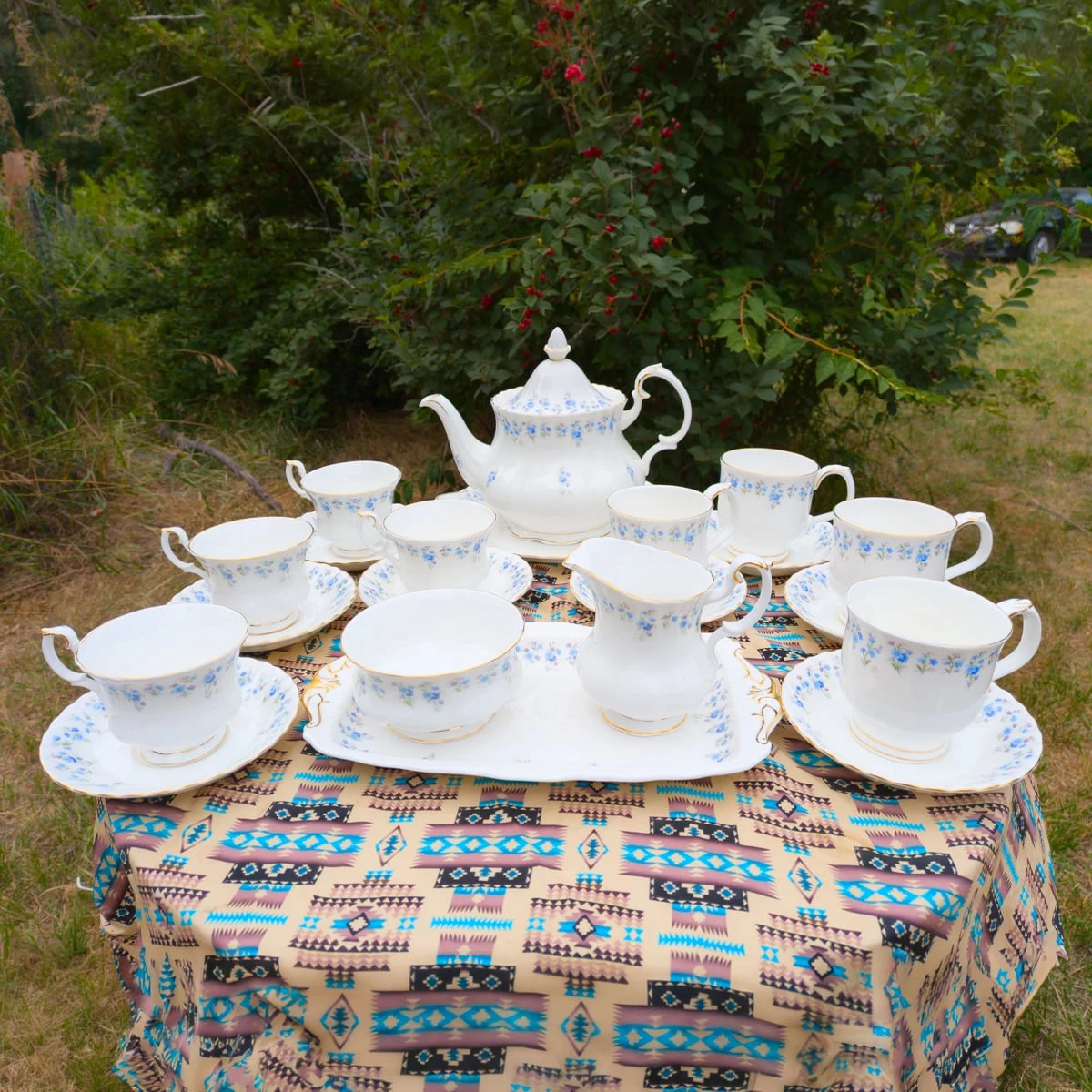 68-Pc Royal Albert "Memory Lane" Set w/ Teapot & Hostess Pieces - photo 4