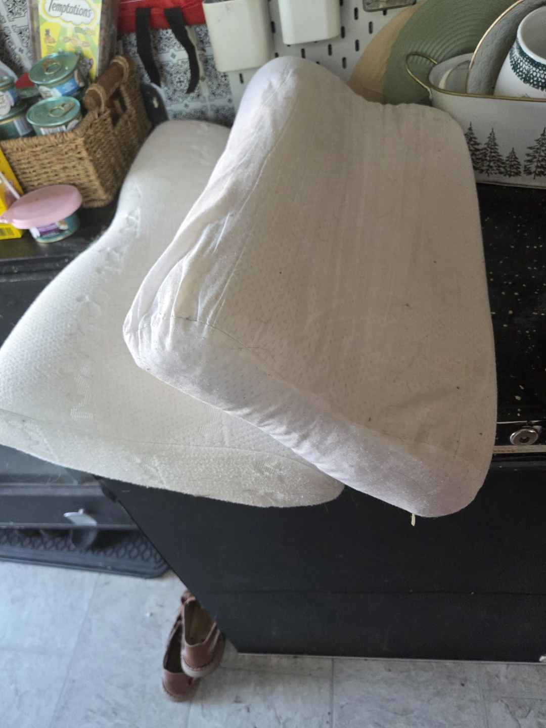 Memory foam pillows x 2White contoured pillow
