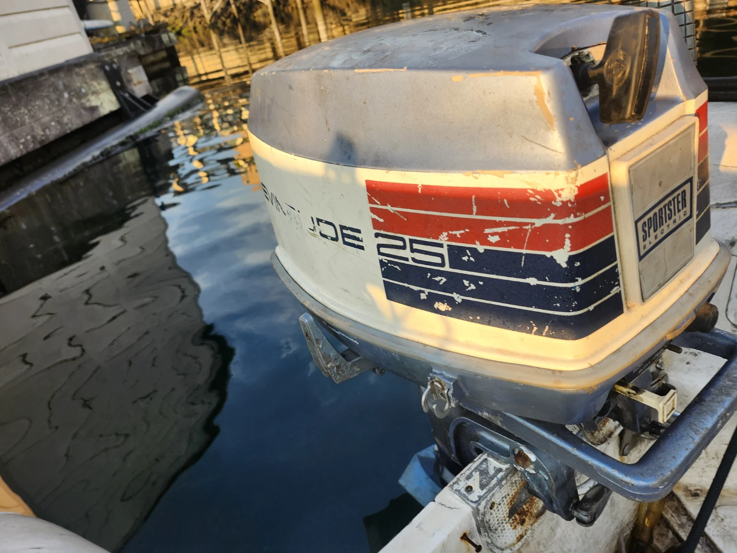 Evinrude 25 Outboard Motor - photo 2