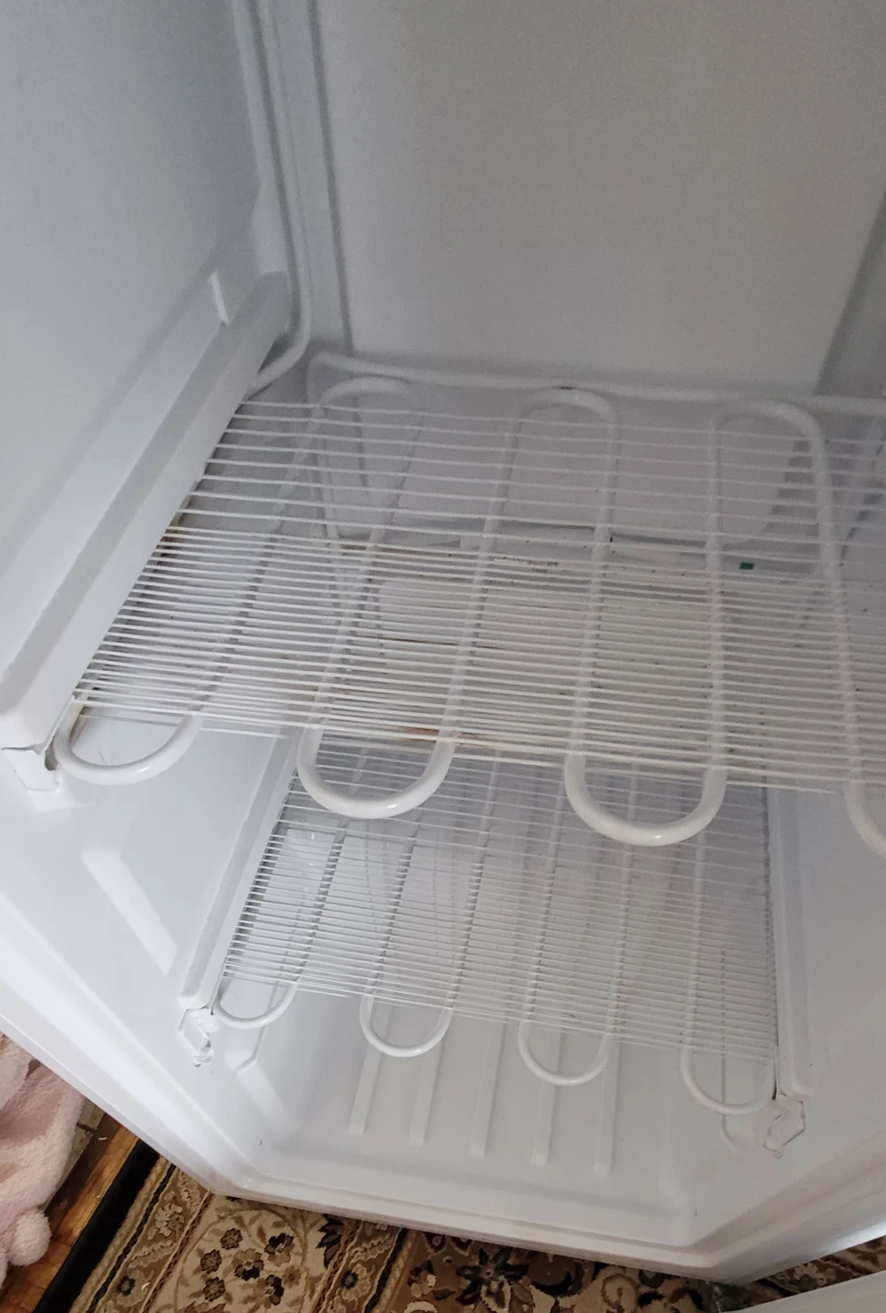 Midea White Upright Freezer - photo 3