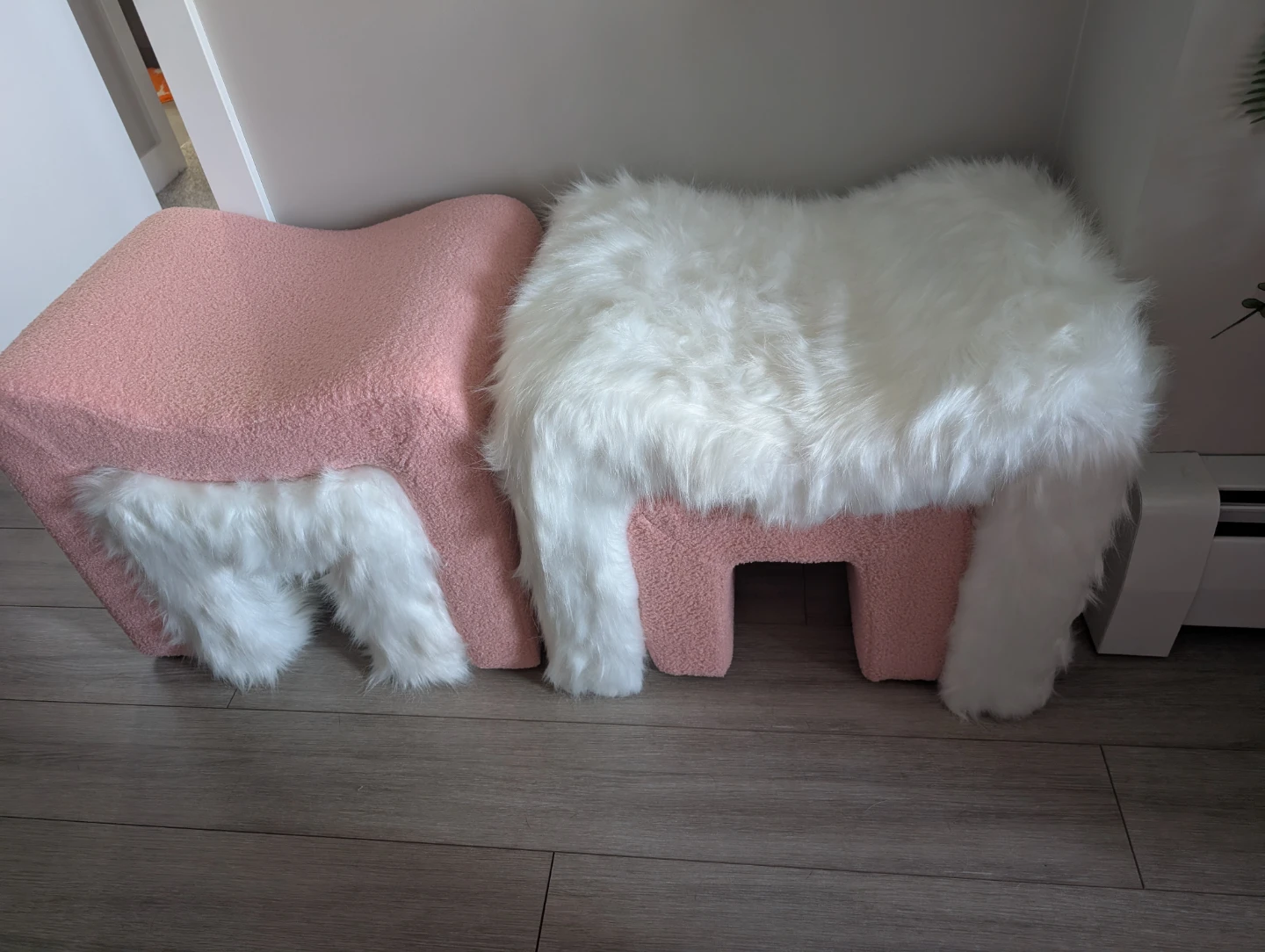 White Faux Fur U-Shaped Stool / Ottoman - photo 3