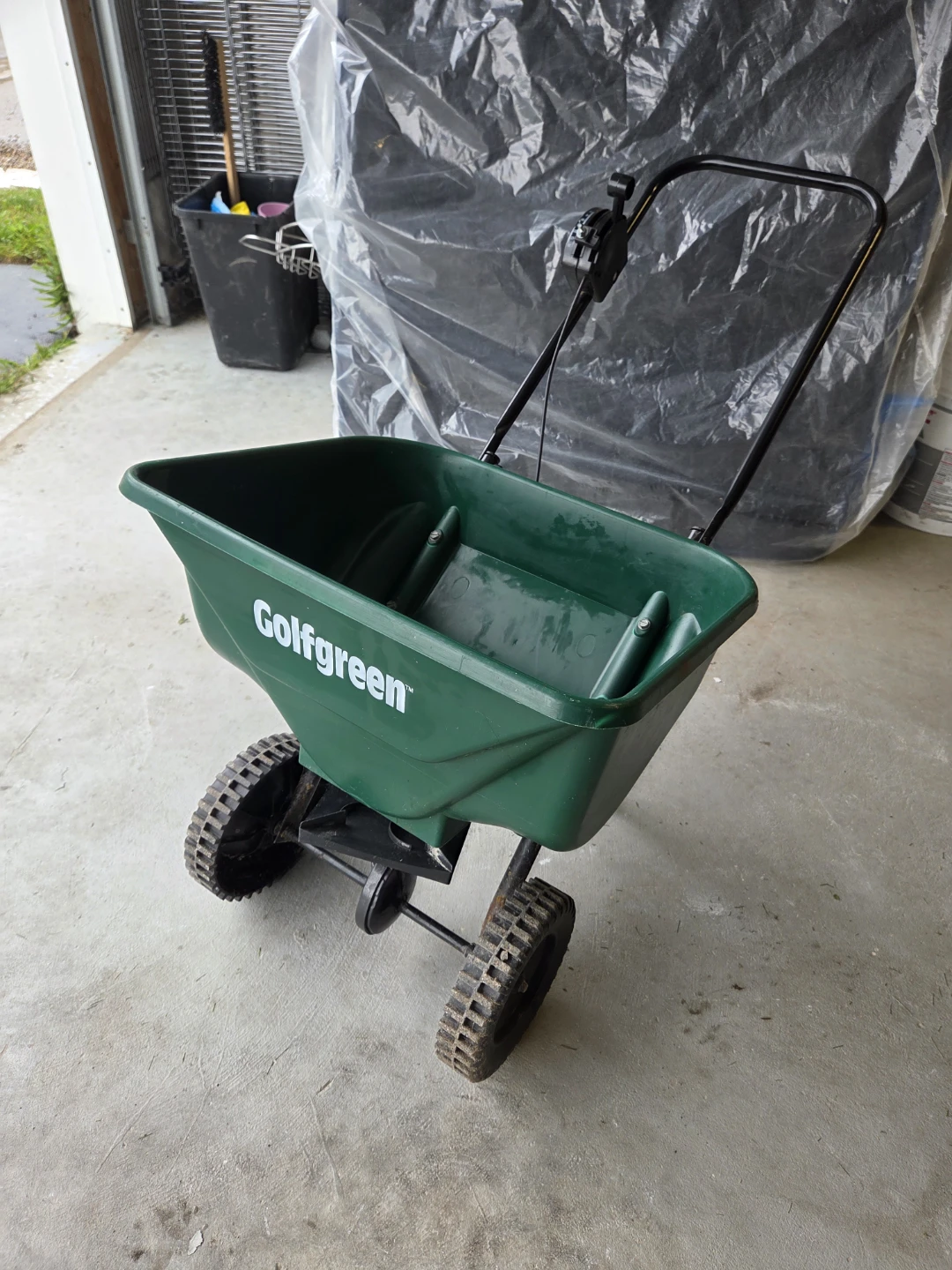 GolfGreen Lawn Spreader - photo 2