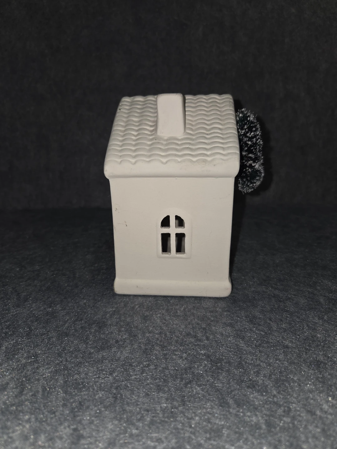 White Ceramic House Figurine with Wreath - photo 3
