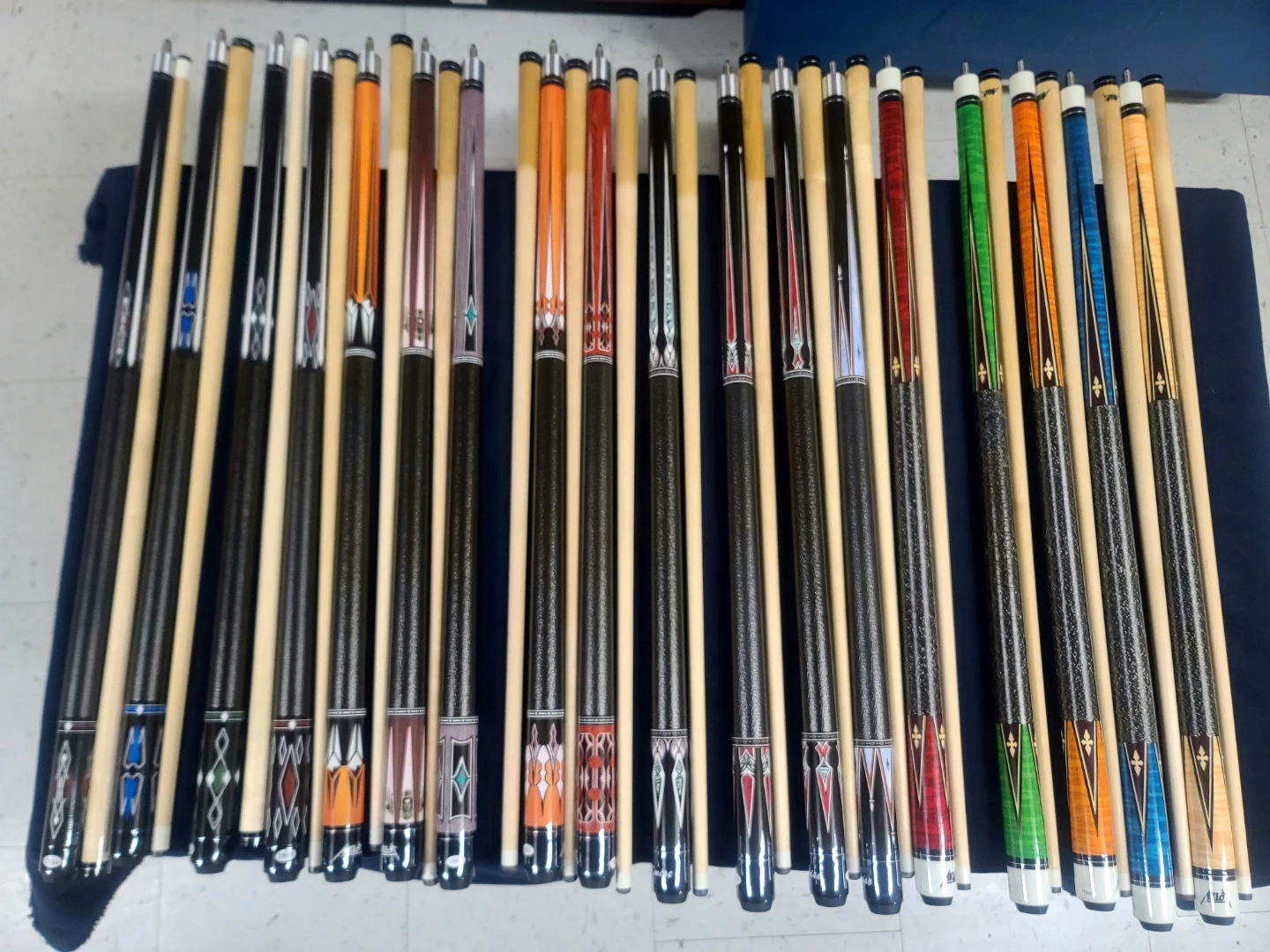High Quality Maple pool cues & soft case