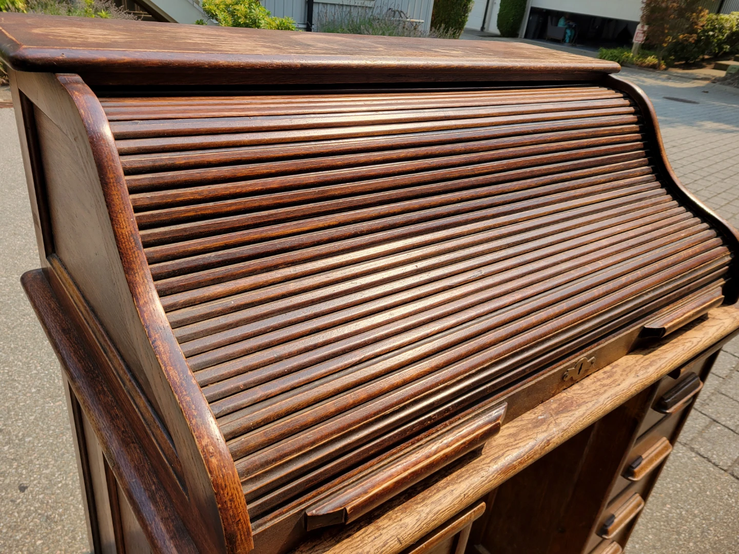 Compact Vintage Solid Wood Roll-Top Desk (42" W x 26" D x 44" H) - photo 4