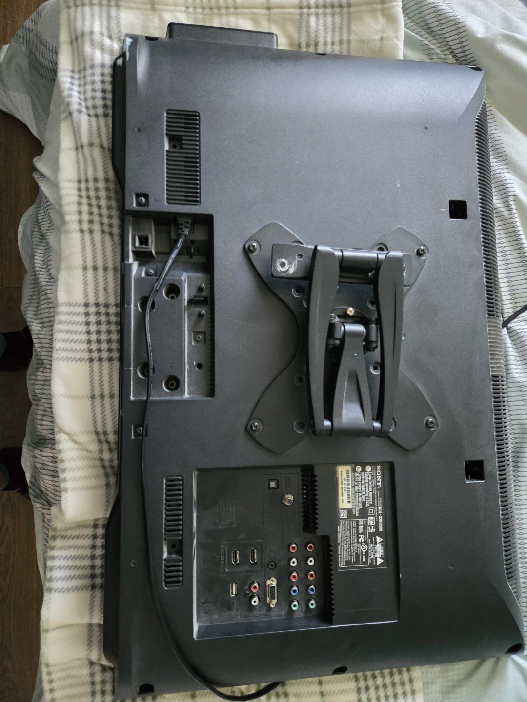 Sony BRAVIA TV 32" with wall mount