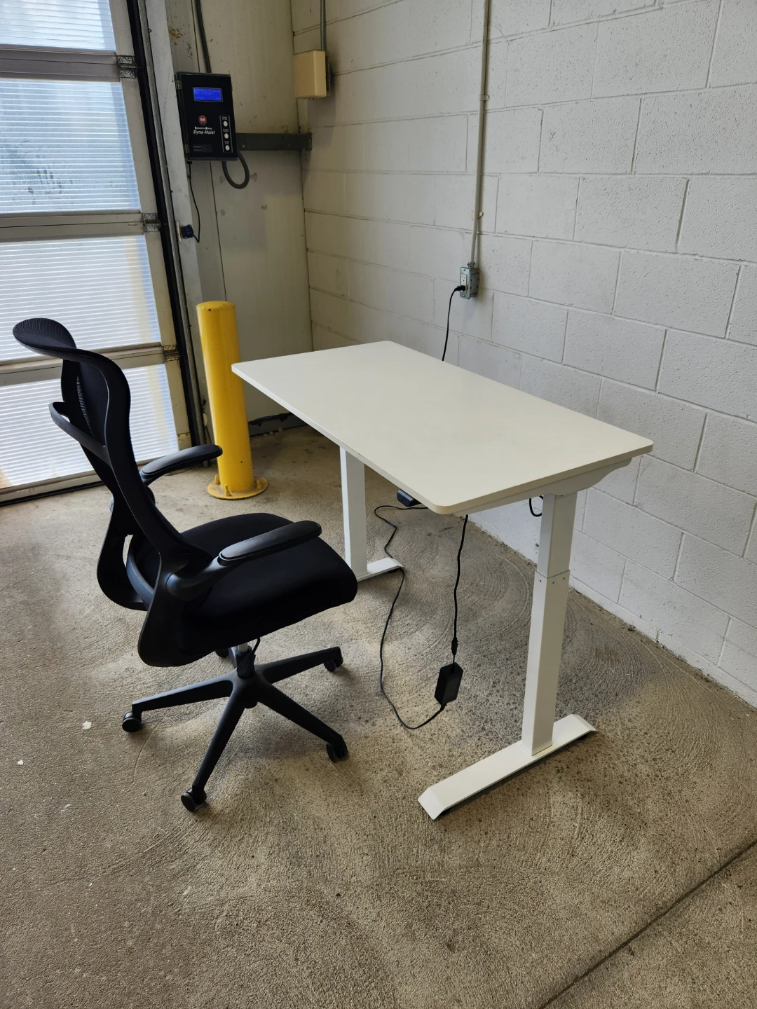 🇨🇦  White Electric Standing Desk with Ergonomic Chair