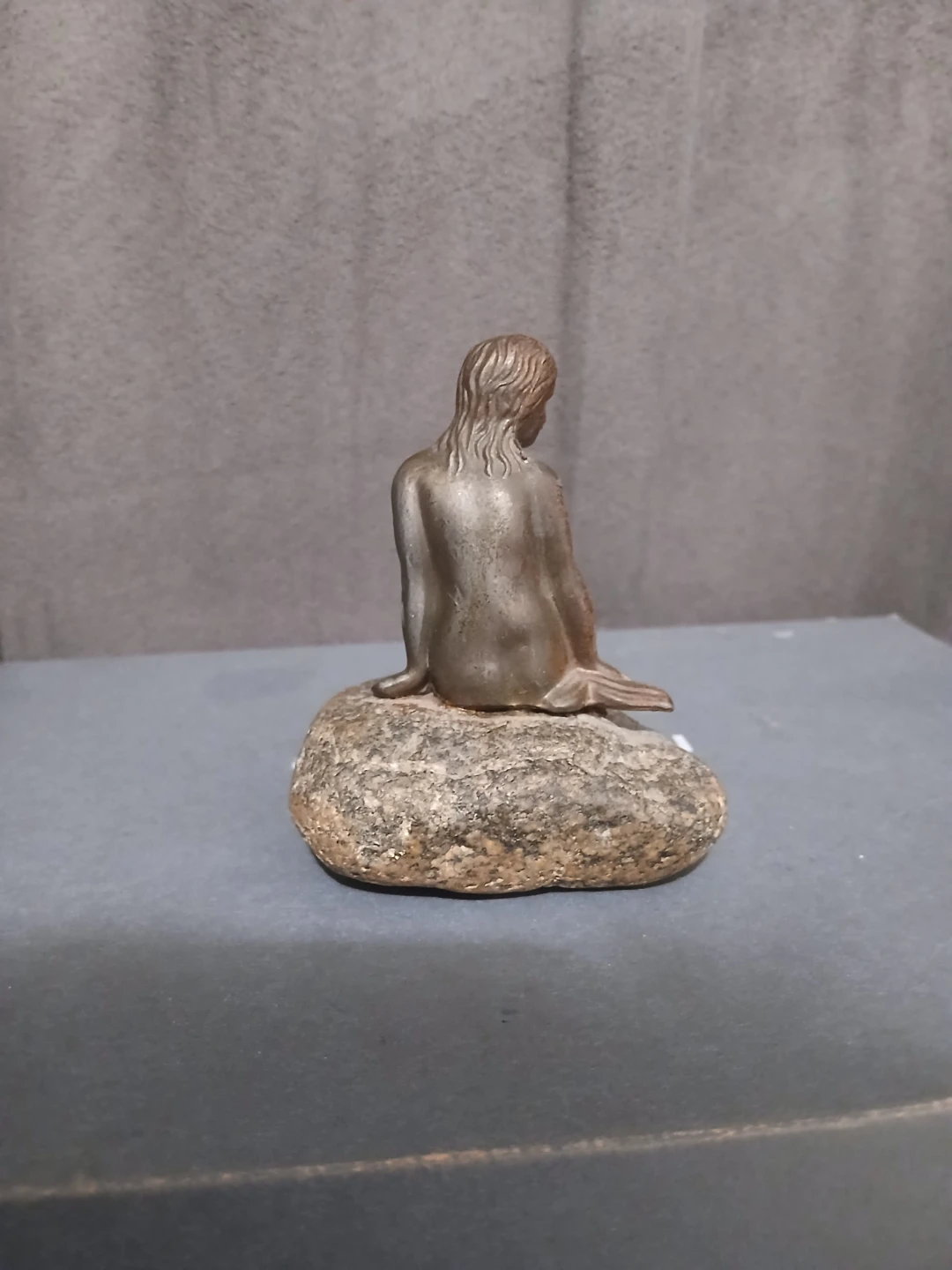 Mermaid on rock figurine - photo 2