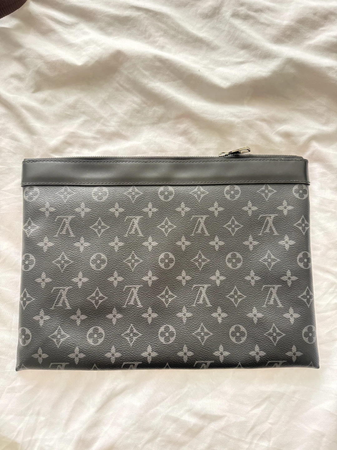 Louis Vuitton Pouch - photo 2
