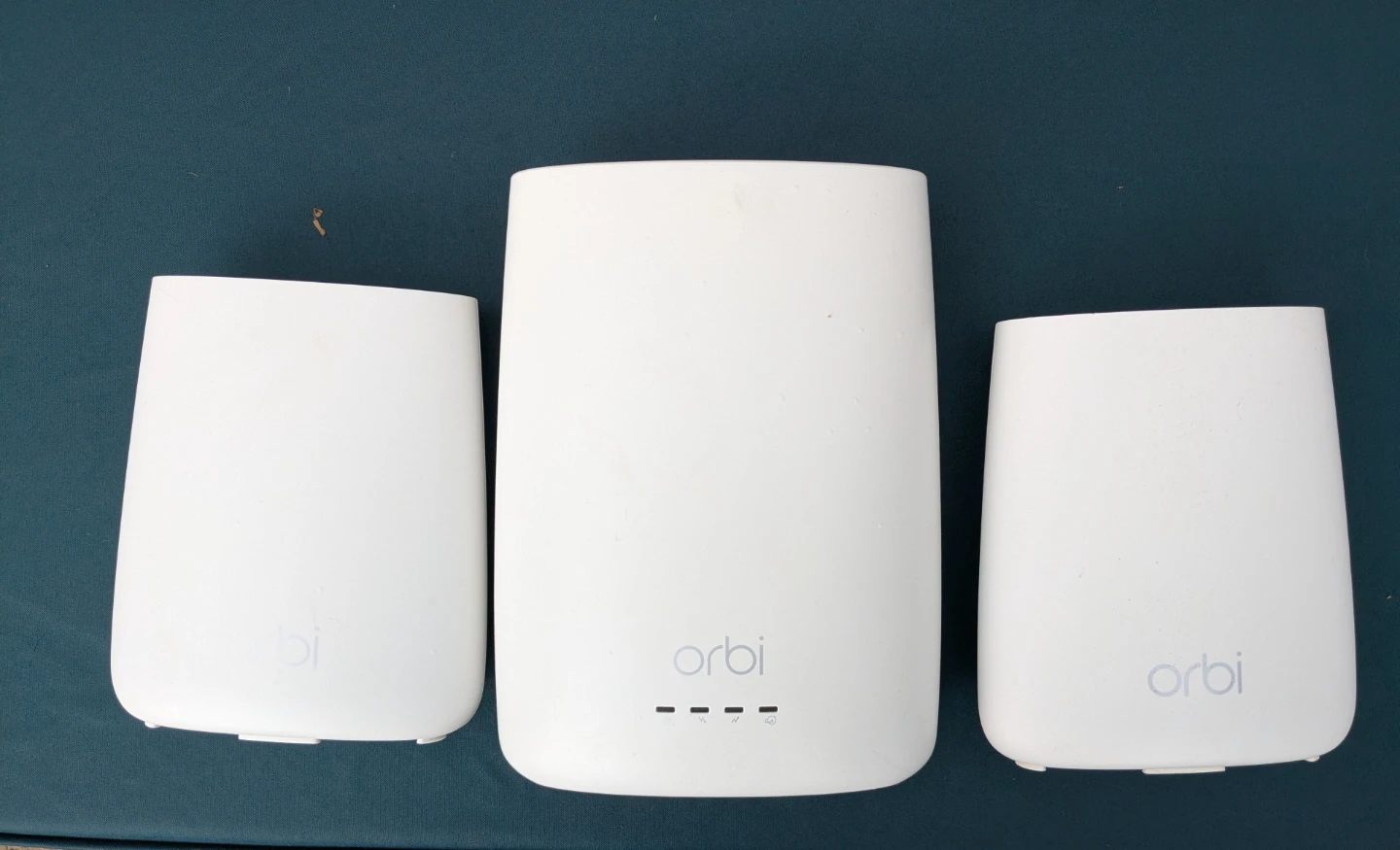 Orbi White Mesh WiFi System with 2 satilites