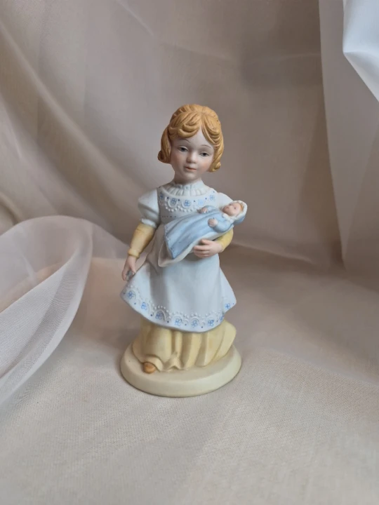 A Mothers Love 5 1/2" AVON 1982 Handcrafted Porcelain Figurine