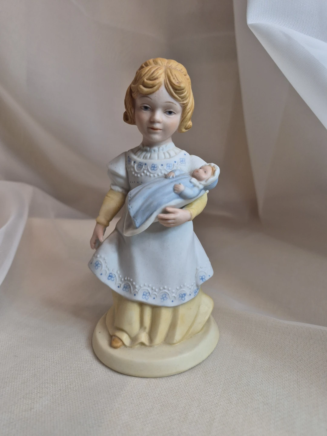 A Mothers Love 5 1/2" AVON 1982 Handcrafted Porcelain Figurine - photo 2