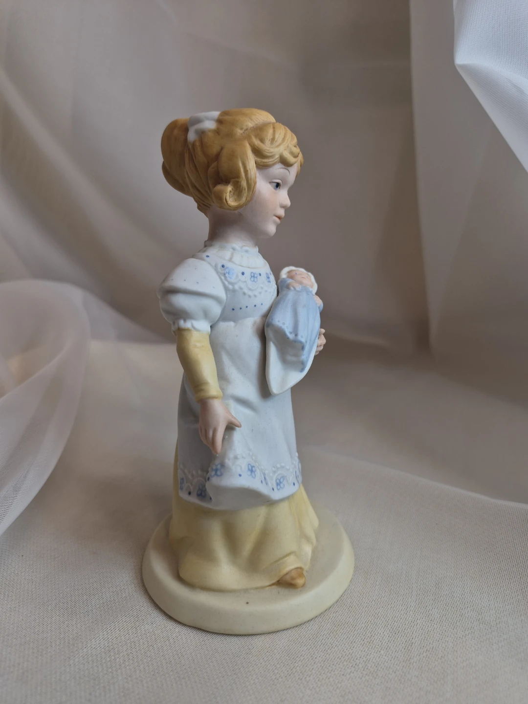 A Mothers Love 5 1/2" AVON 1982 Handcrafted Porcelain Figurine - photo 3