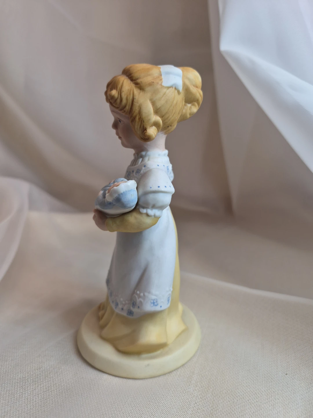 A Mothers Love 5 1/2" AVON 1982 Handcrafted Porcelain Figurine - photo 5