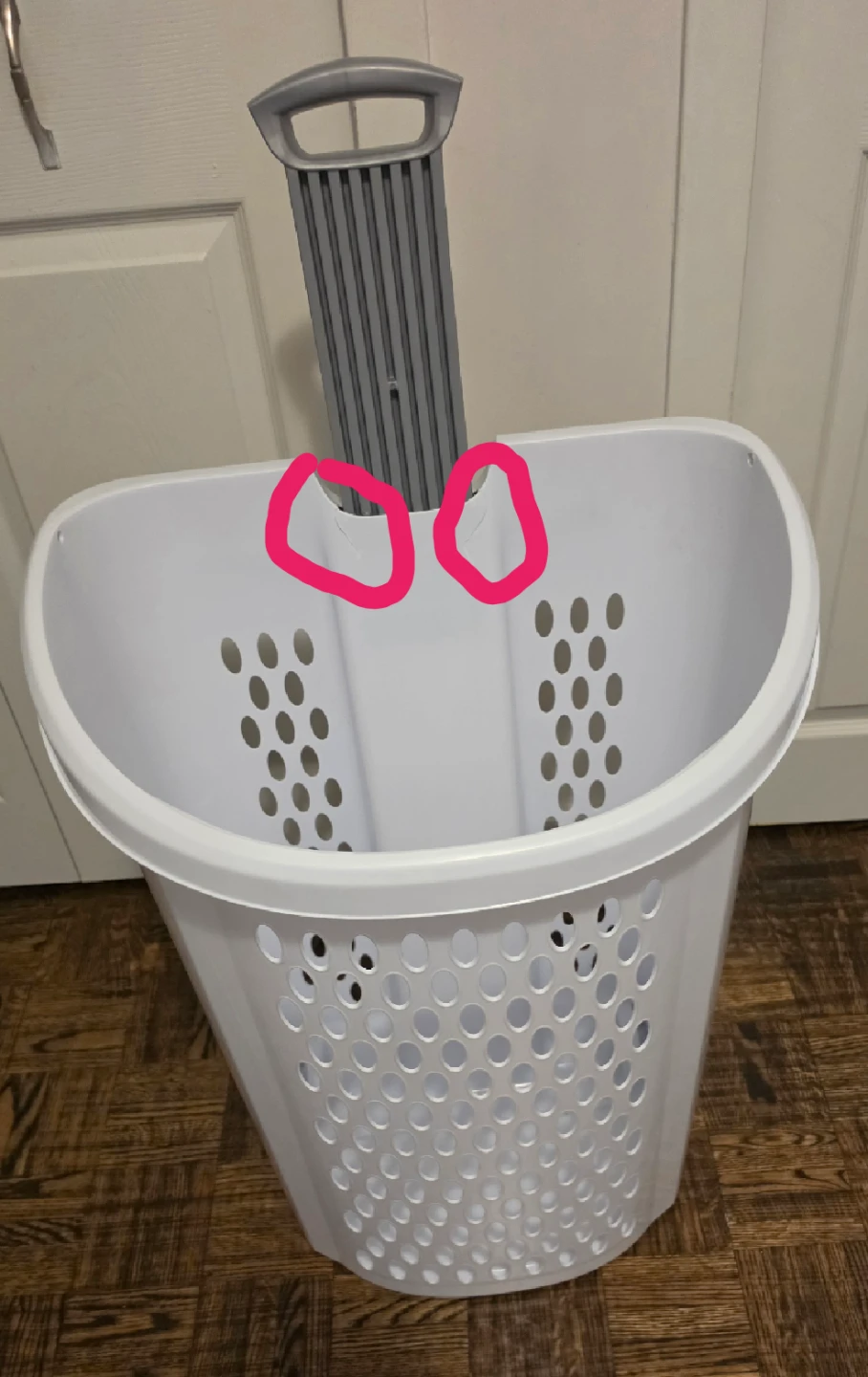 Laundry basket on with wheels